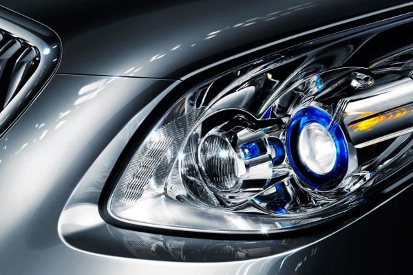 2010 Buick Enclave Headlamp Detail