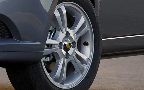 2011 Chevrolet Aveo 5 2LT Wheel Detail