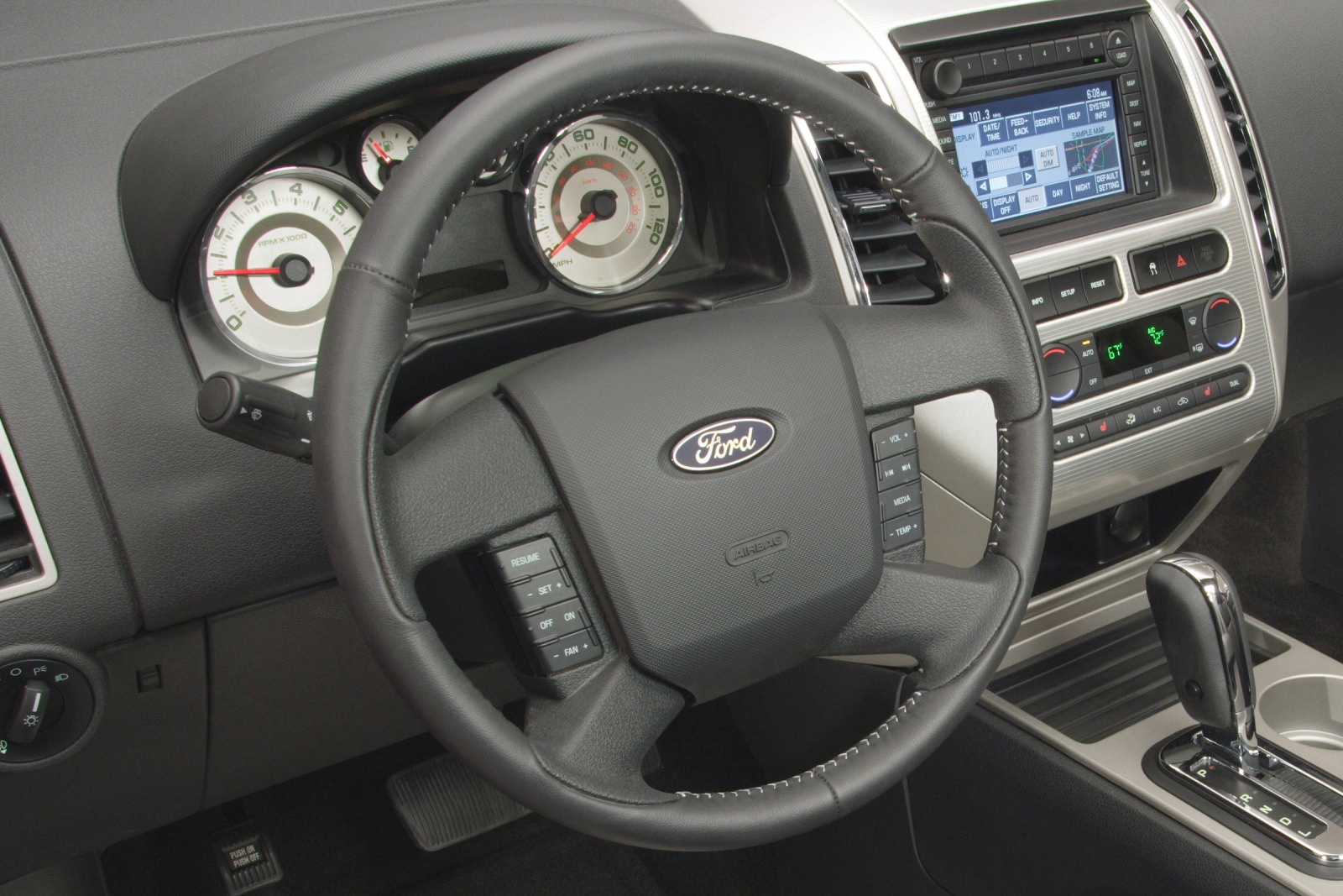 2007 Ford Edge SEL 4dr SUV Steering Wheel Detail