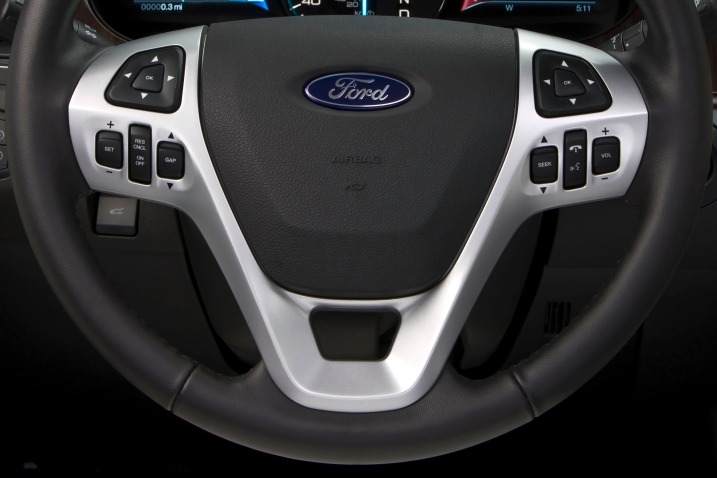 2013 Ford Edge 4dr SUV Steering Wheel Detail