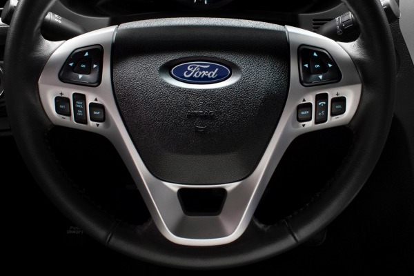 2013 Ford Explorer XLT Steering Wheel Detail