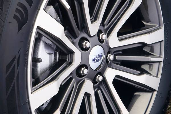 2018 Ford Explorer Platinum 4dr SUV Wheel
