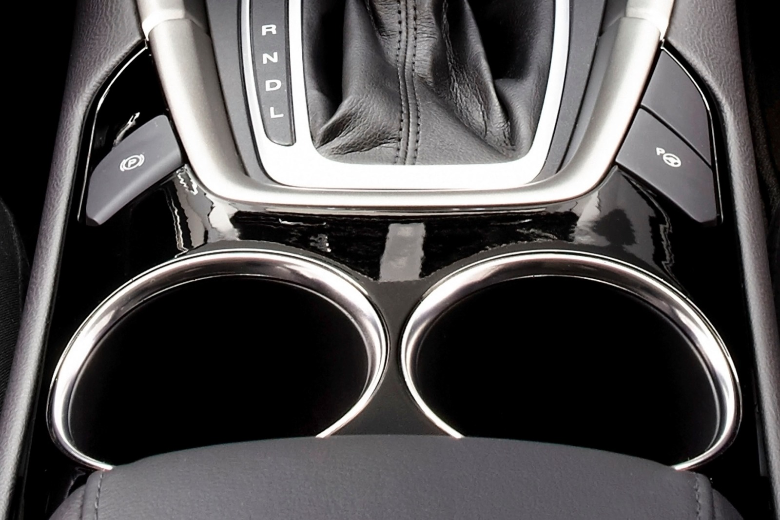 2014 Ford Fusion Hybrid SE Sedan Cupholders