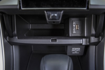 2017 Honda Accord Touring V-6 Sedan USB Connector Detail
