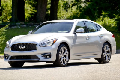 2016 INFINITI Q70 Sedan Exterior. Options Shown.