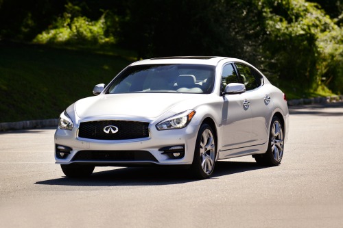 2017 Infiniti Q70 Sedan Exterior. Options Shown.