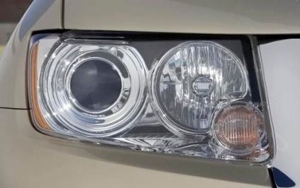 2012 Jeep Grand Cherokee Headlamp Detail