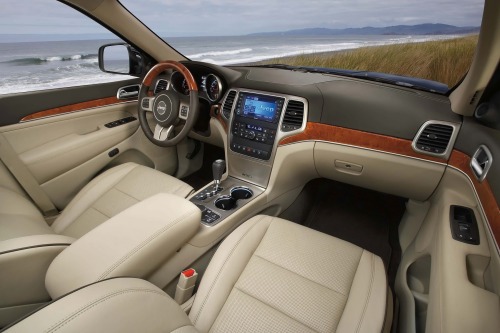 2013 Jeep Grand Cherokee Overland 4dr SUV Interior