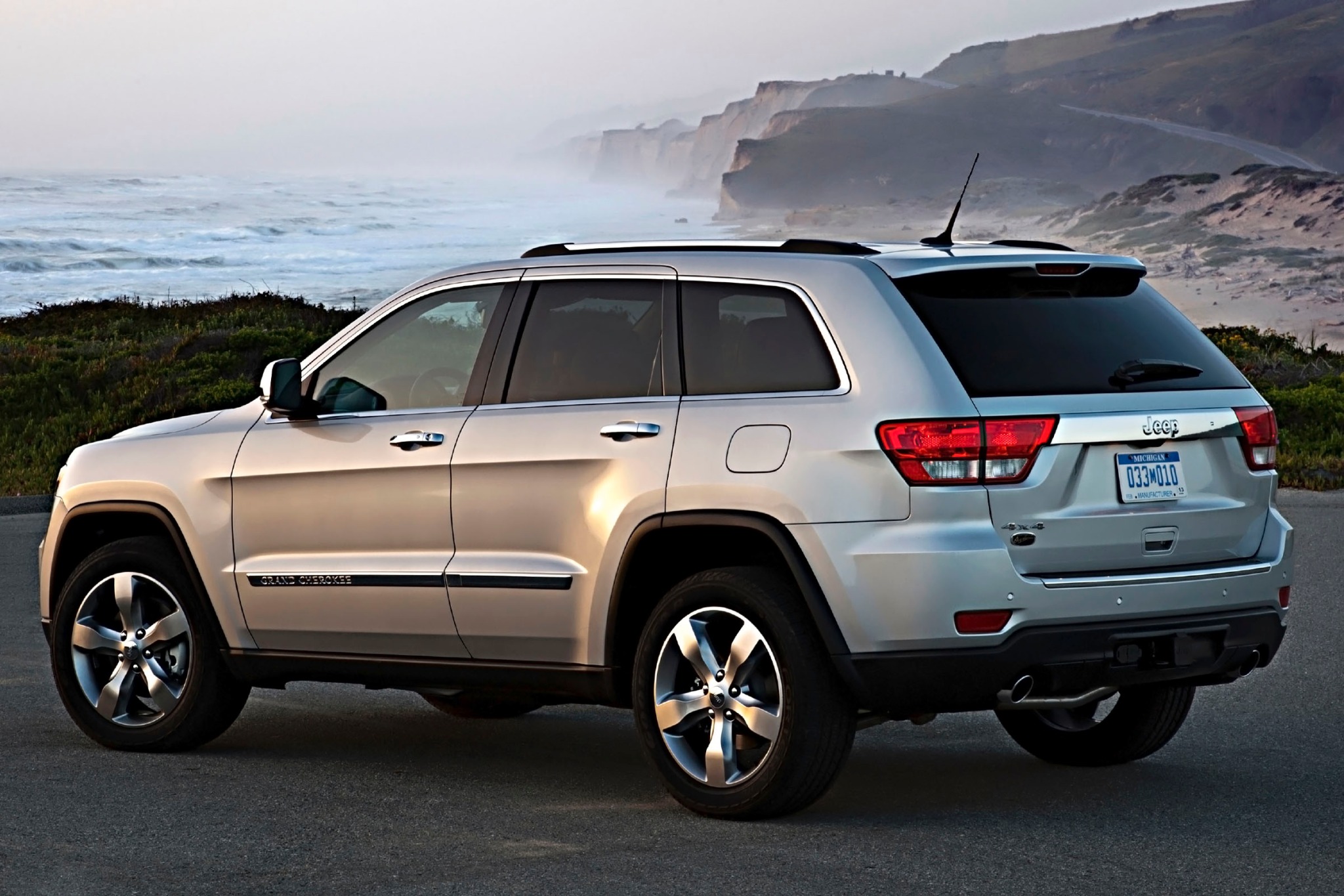 2013 Jeep Grand Cherokee Overland 4dr SUV Exterior