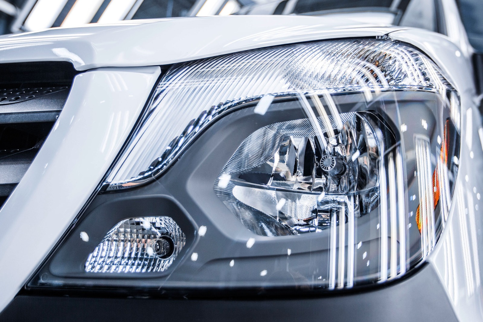 2016 Mercedes-Benz Sprinter Worker Cargo Cargo Van Headlamp Detail