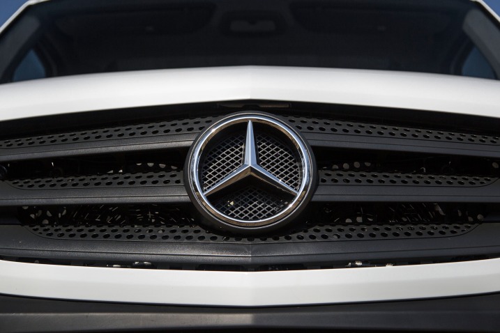 2016 Mercedes-Benz Sprinter Worker Cargo Cargo Van Front Badge