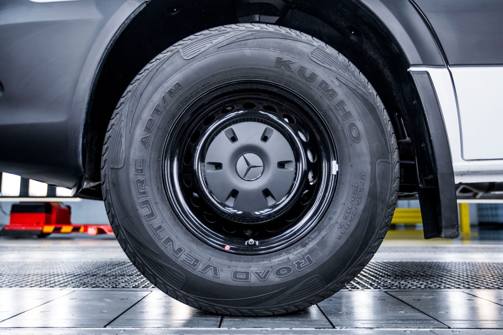 2016 Mercedes-Benz Sprinter Worker Cargo Cargo Van Wheel
