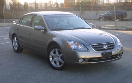 2002 Nissan Altima 3.5 SE 4dr Sedan Shown
