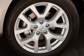 2013 Nissan Rogue SV 4dr SUV Wheel