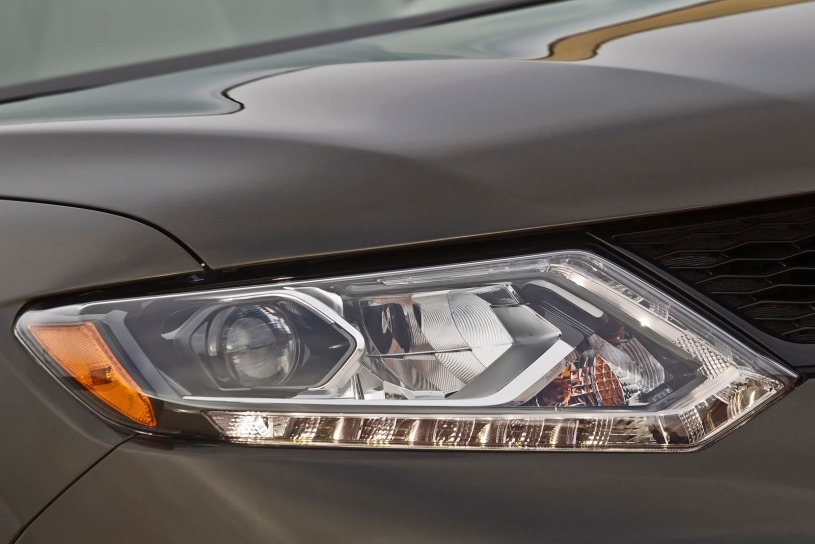 2014 Nissan Rogue SL 4dr SUV Headlamp Detail