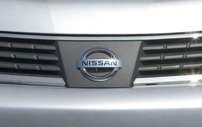 2009 Nissan Versa Front Grille and Badging