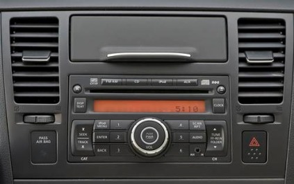 2011 Nissan Versa 1.8 SL Center Console