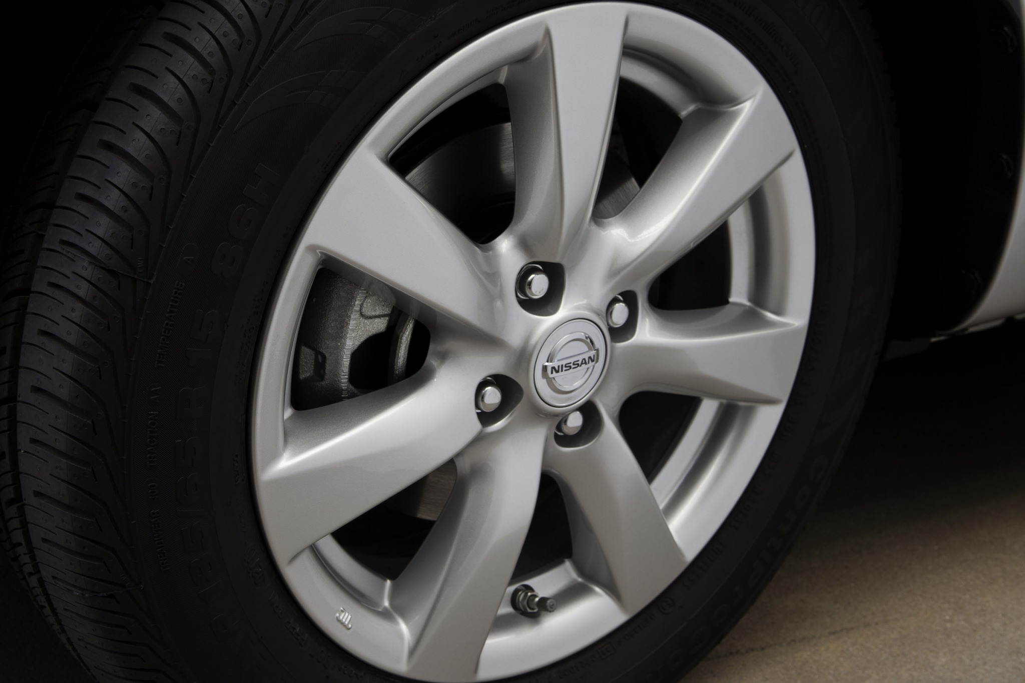 2012 Nissan Versa 1.6 SL Sedan Wheel