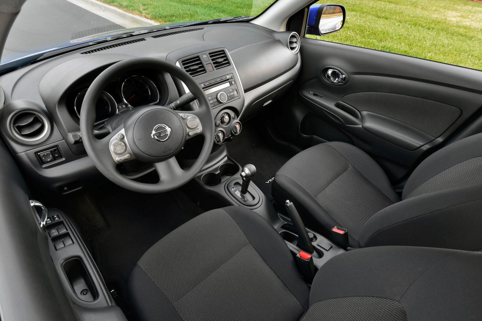 2014 Nissan Versa 1.6 SV Sedan Interior