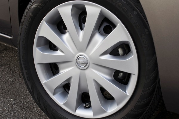 2014 Nissan Versa 1.6 SV Sedan Wheel