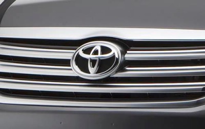 2011 Toyota Avalon Front Grille and Badging