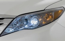 2012 Toyota Avalon Limited Headlamp Detail