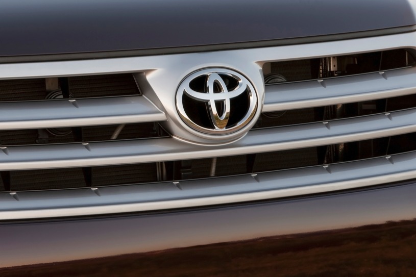 2013 Toyota Highlander Limited 4dr SUV Front Badge