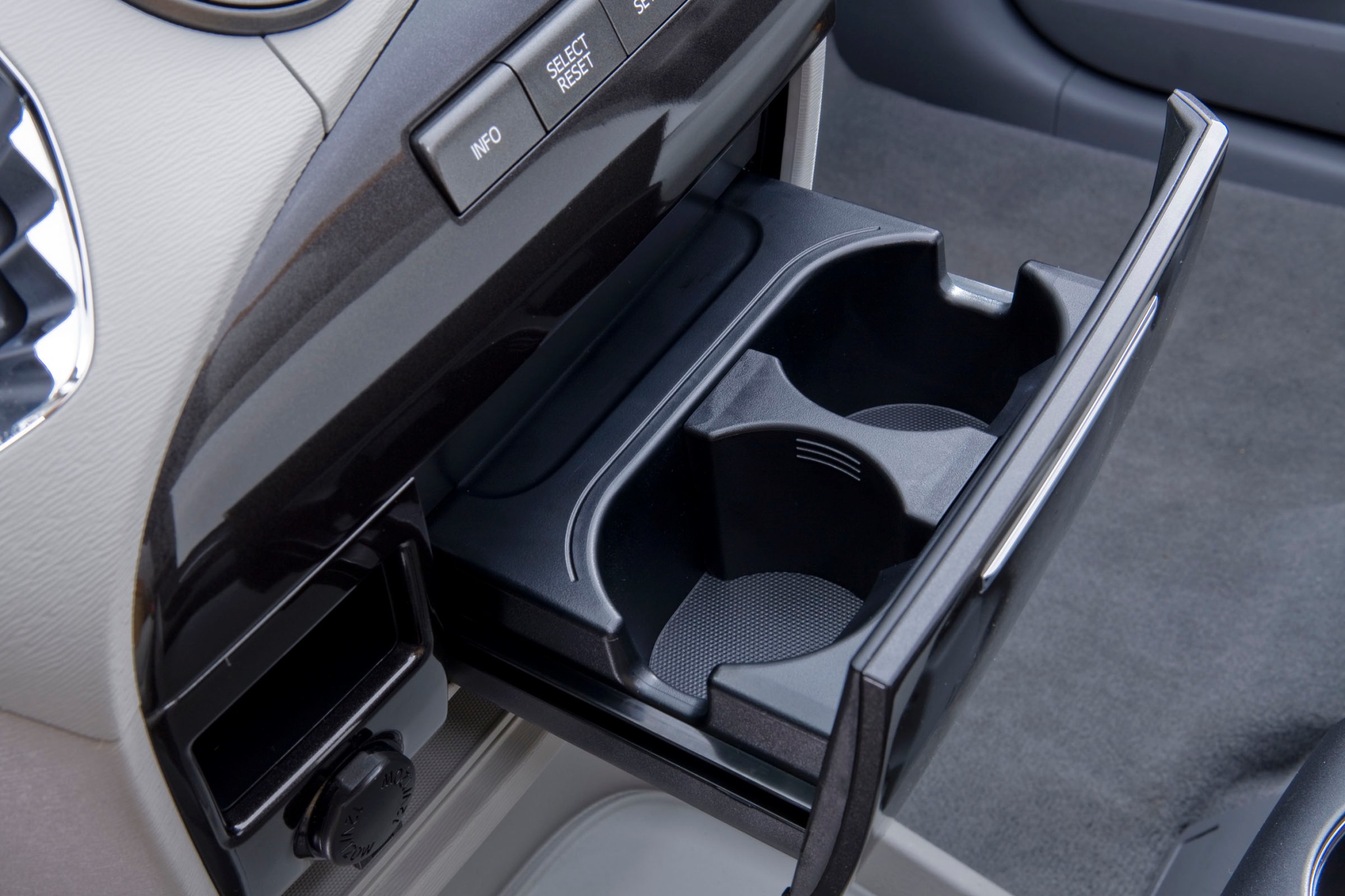 2012 Toyota Sienna LE 7-Passenger Passenger Minivan Cupholders