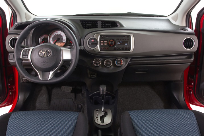 2013 Toyota Yaris SE 4dr Hatchback Dashboard