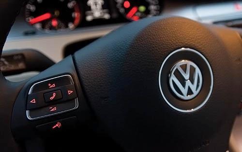 2010 Volkswagen CC Luxury Steering Wheel Controls Detail