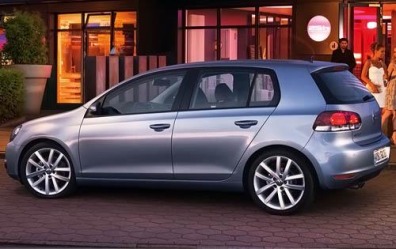 2011 Volkswagen Golf 4dr Hatchback Shown
