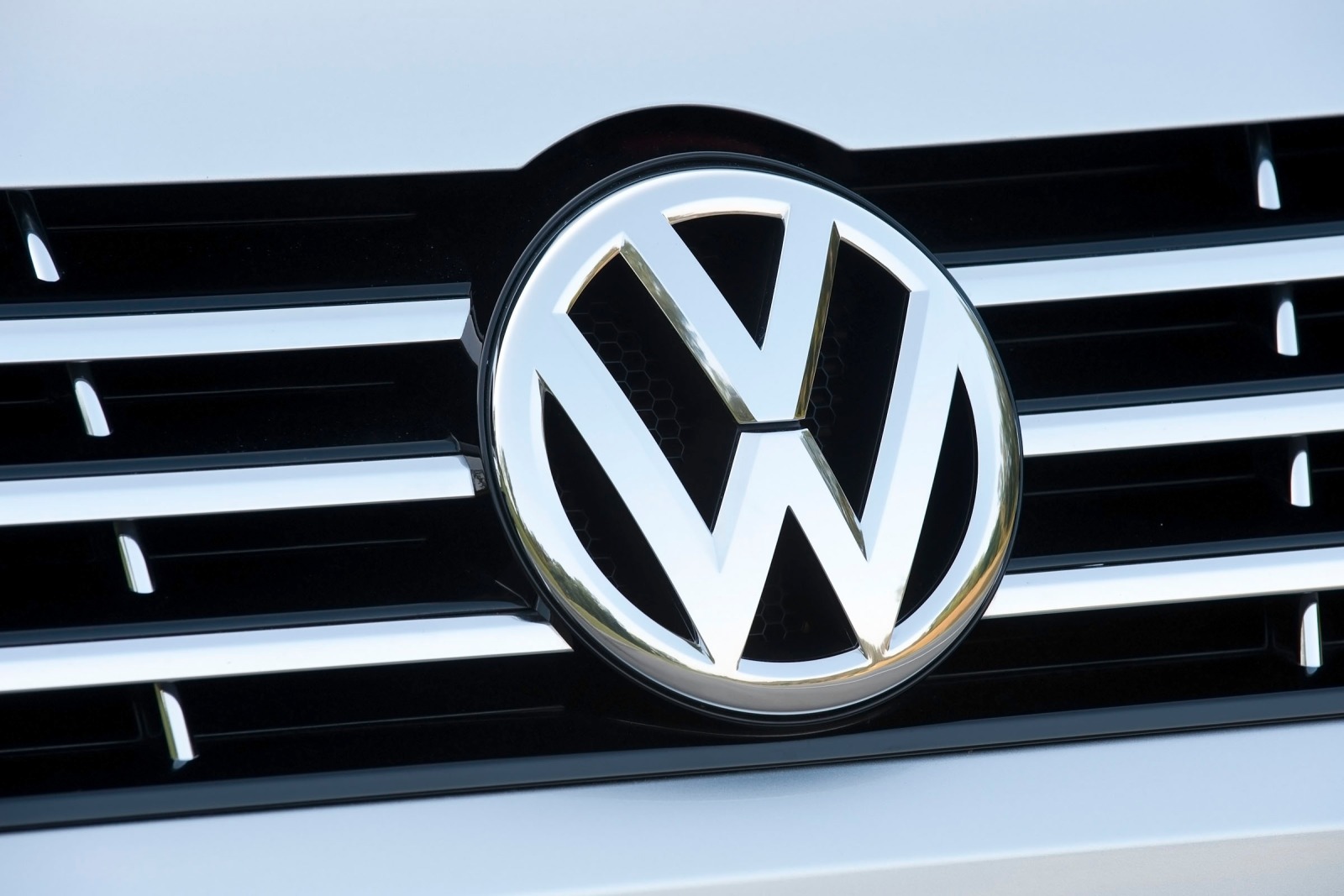 2013 Volkswagen Passat V6 SE Sedan Front Badge